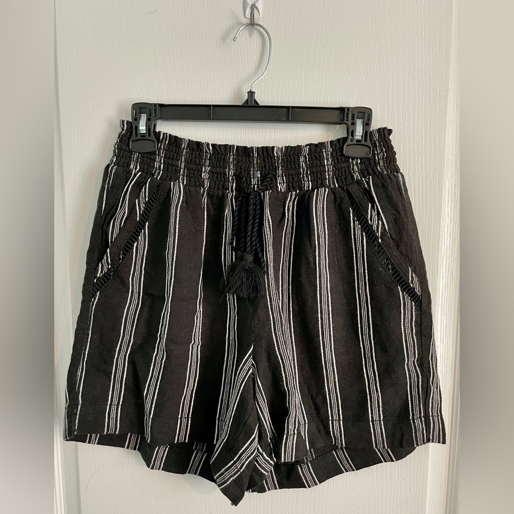 Women’s medium summer Briggs shorts
